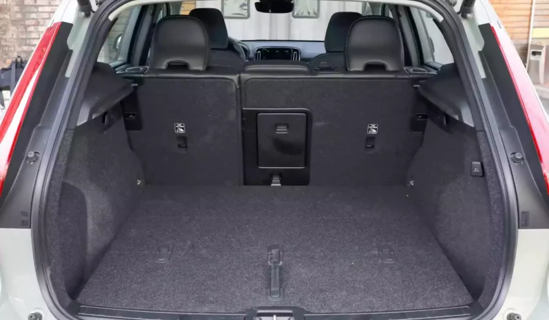 
								Volvo XC40 full									